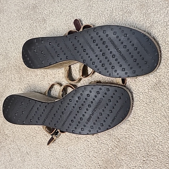 NWOT Donald J Pliner Beige and gold metalic 'Sorge' strappy sandle. Size 9 M - Picture 6 of 8